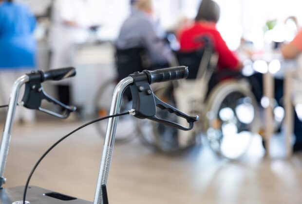 Guvernul revizuiește criteriile de încadrare în grad de handicap. „Am identificat probleme serioase” / Fraude şi nereguli constatate