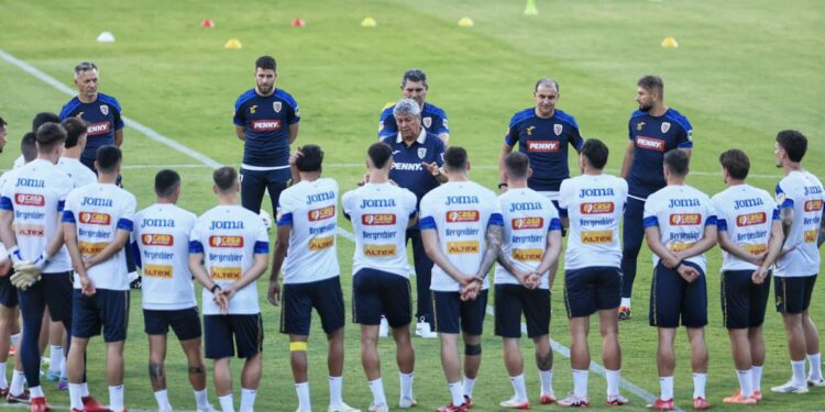 Imagini tari de la antrenamentul României » Ce a făcut Lucescu pe gazon + Cine a fost în tribune