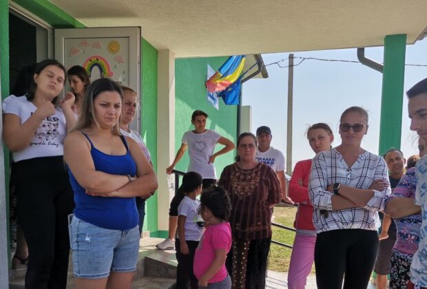 Comasarea școlilor în Olt: elevi de 7 ani puși pe drumuri lungi pentru a învăța. „Și de aici au ieșit oameni mari, să știți! Vrem aici”