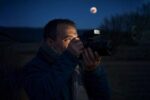 Furie la NASA. Eclipsa de lună nu s-a văzut aproape de loc pentru că au pozat-o românii cu blitzul
