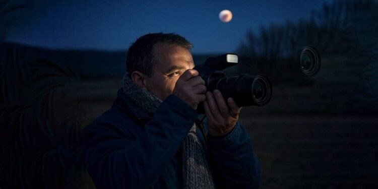 Furie la NASA. Eclipsa de lună nu s-a văzut aproape de loc pentru că au pozat-o românii cu blitzul