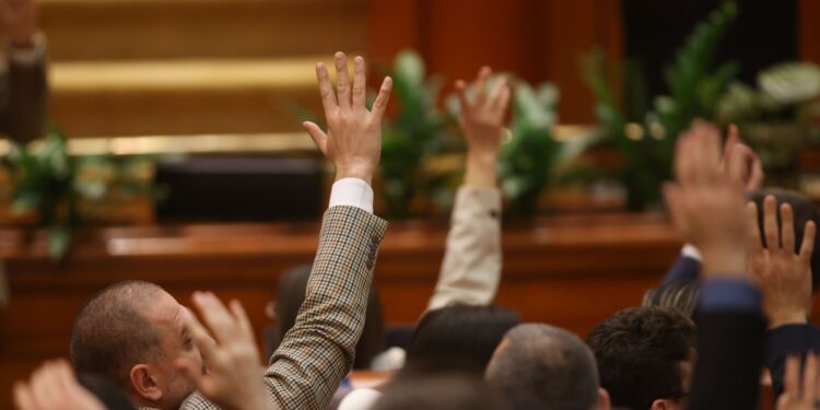 Scandal cu jigniri în plenul Parlamentului. „Porpagandist infect”/ „Dacă fac schimbare de sex ești mulțumit?”