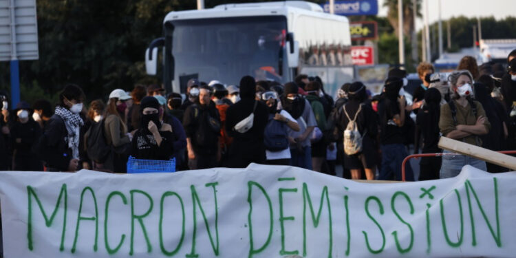 Mișcarea „Blocăm totul” produce haos în Franța: „Macron, demisia!”/ Încăierări cu forțele de ordine, autobuze în flăcări, șosele blocate. Intervine și fondatorul Telegram