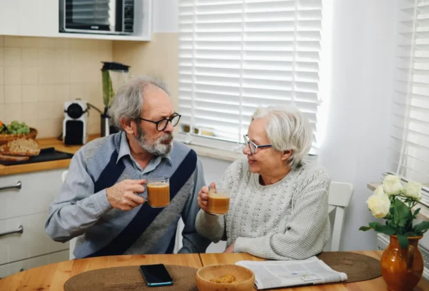 Ora la care este servit micul dejun poate indica starea de sănătate a persoanelor vârstnice