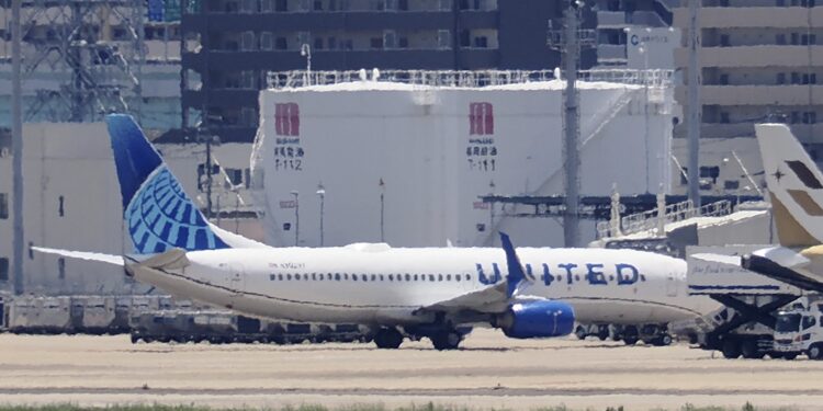 Un avion Boeing 737 a aterizat de urgență în Japonia după ce la bord a fost semnalat un incendiu