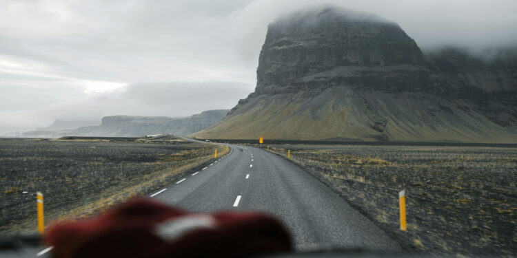 De ce se aburește parbrizul pe interior și cum scapi definitiv de problemă