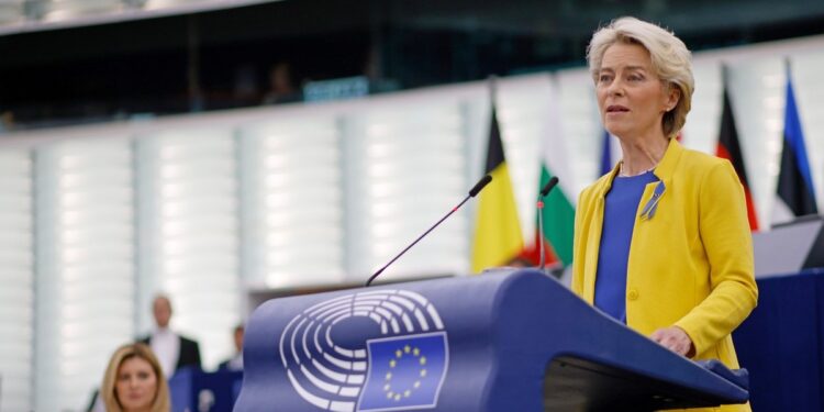 Europa clocotește politic. Comisia Europeană, amenințată cu moțiuni din ambele extreme. AUR a deschis cutia pandorei