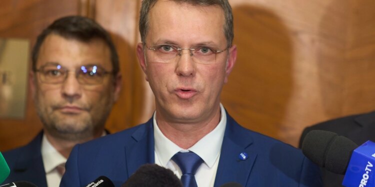 Va demisiona Ilie Bolojan în cazul în care CCR respinge Pachetul 2? Ionuț Moșteanu (USR) face scut și respinge ideea unui guvern tehnocrat: ‘Nu are cine să-l înlocuiască’