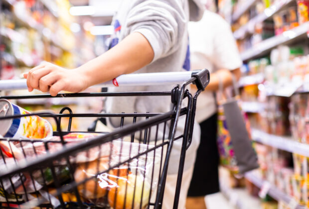 Contre în coaliţie pe renunţarea la plafonarea adaosului comercial la alimentele de bază: Guvernul confirmă decizia, PSD se opune