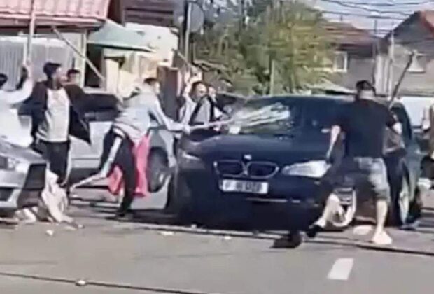 Se simte criza! Bătăile din Craiova se dau cu bâte, pentru că săbiile sunt la amanet