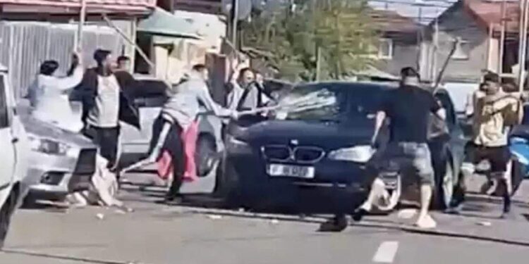 Se simte criza! Bătăile din Craiova se dau cu bâte, pentru că săbiile sunt la amanet