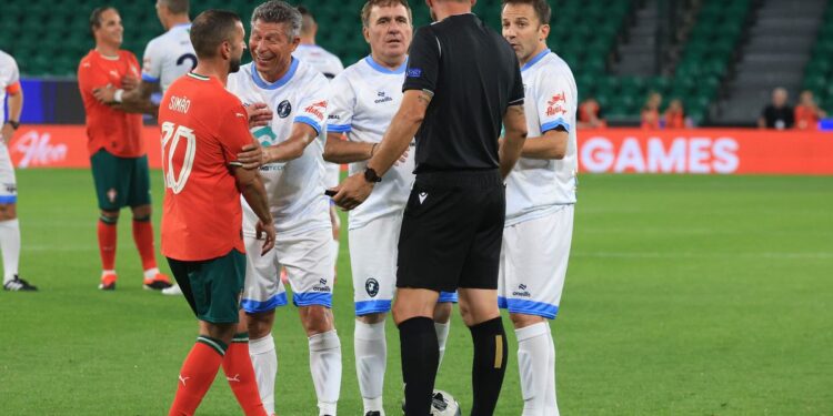 Coloși la tot pasul: Legends Charity Game, spectacol pentru o cauză nobilă! Gică Hagi, un sfert de oră pe teren