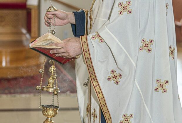 Preot acuzat de violență domestică. Și-a bătut soția și fiul de 17 ani de două ori într-o zi