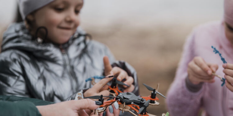 Lituania deschide școli unde copiii învață să opereze drone