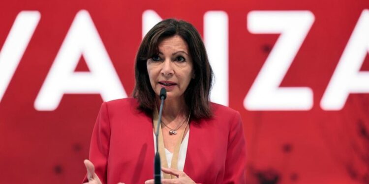 Primarul Parisului a cheltuit zeci de mii de euro pe haine de lux și peste 100.000 de euro pe călătorii. Reacția instituției