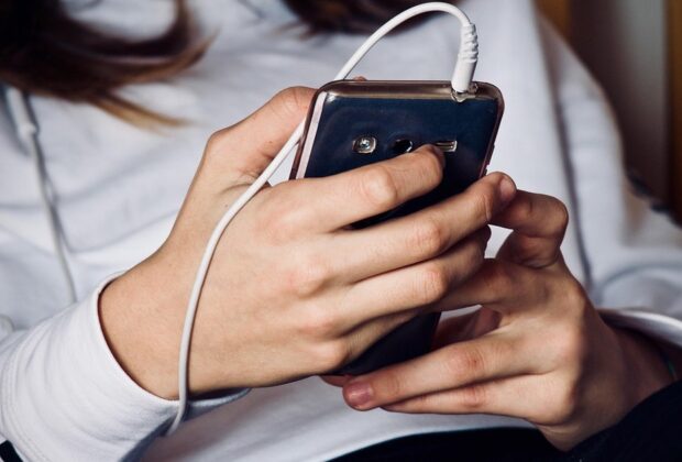 Cât timp petrec online elevii de gimnaziu din România și cu ce efecte. Echilibrul emoțional și sănătatea mintală, evaluate într-un studiu amplu