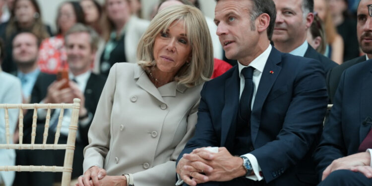 Macron și soția sa vor depune dovezi științifice pentru a demonstra că Brigitte nu s-a născut bărbat