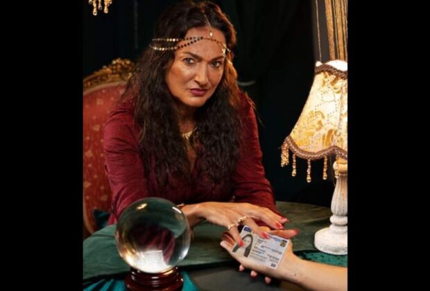 Pentru că primăria nu are cititor de carduri, românii apelează la ghicitoarele de buletine electronice