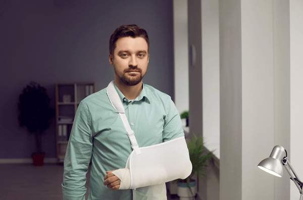 Un milenial și-a rupt mâna încercând să spargă o ceapă pe masă ca bunicul lui