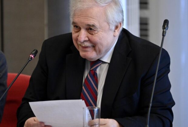 De ce se leagă politicienii de scaun. Athanasiu: „În momentul în care faci așa ceva, nu mai onorezi funcția”