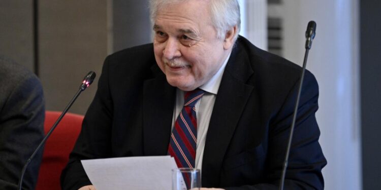 De ce se leagă politicienii de scaun. Athanasiu: „În momentul în care faci așa ceva, nu mai onorezi funcția”