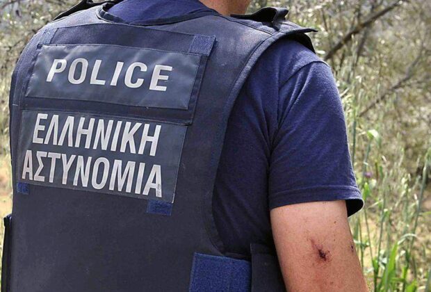 Spioni români, prinşi în Grecia după ce au spionat din hotel două prosoape şi un uscător de păr