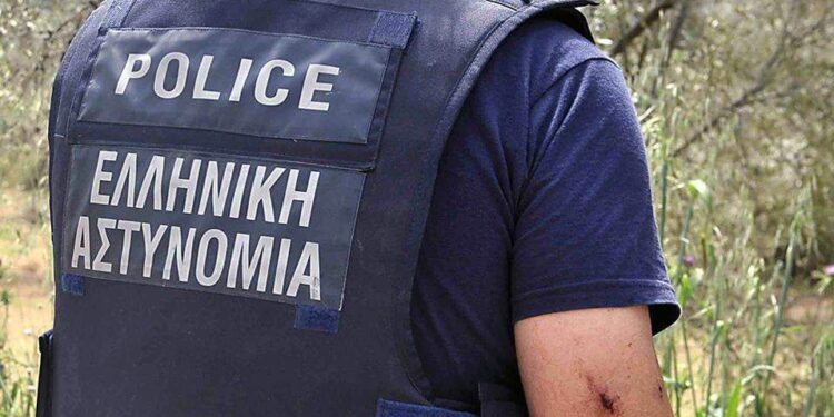 Spioni români, prinşi în Grecia după ce au spionat din hotel două prosoape şi un uscător de păr