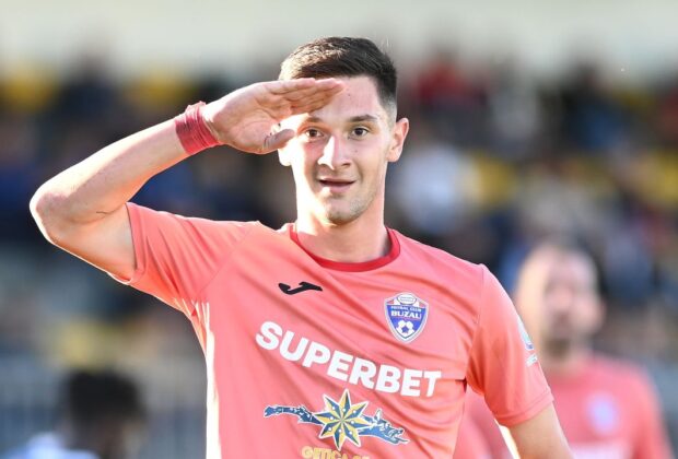 Povestea lui Vali Dumitrache. De la copilul care-și șlefuia talentul cu mingea bătută de perete, la sfaturile primite de la Gică Hagi