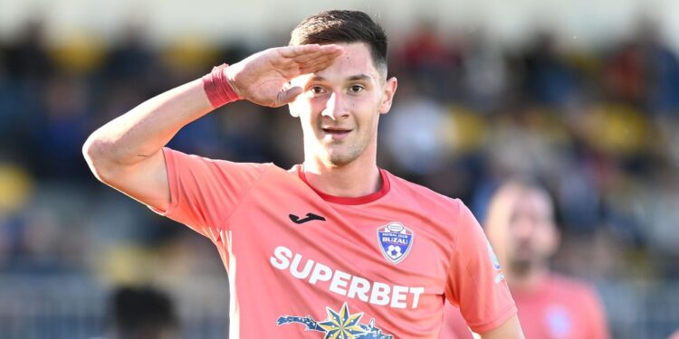 Povestea lui Vali Dumitrache. De la copilul care-și șlefuia talentul cu mingea bătută de perete, la sfaturile primite de la Gică Hagi