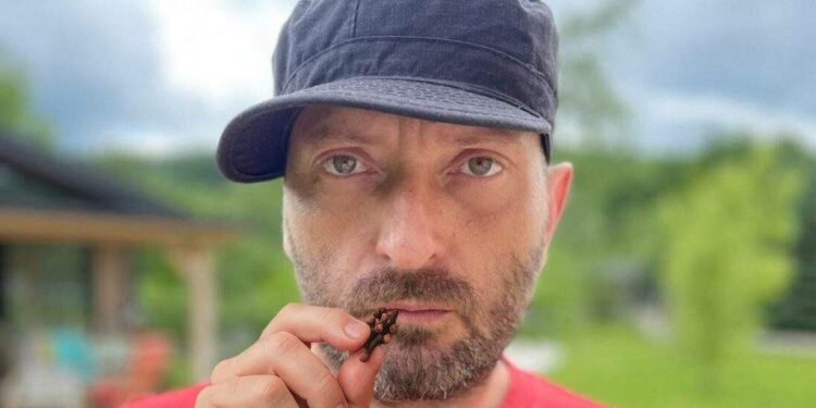 Cheloo a reclamat la ANPC că și-a cumpărat cuișoare, dar nu se pot fuma