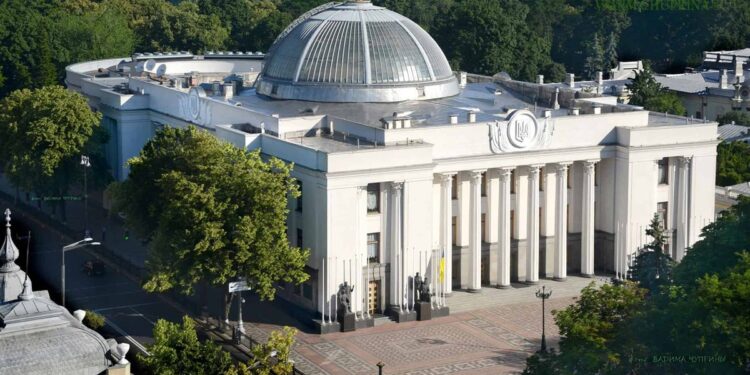 Ucraina se confruntă cu probleme militare, politice și economice tot mai grave