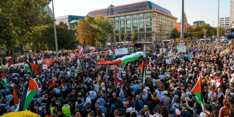 VIDEO Manifestație de amploare la Berlin în care s-a cerut oprirea genocidului din Gaza
