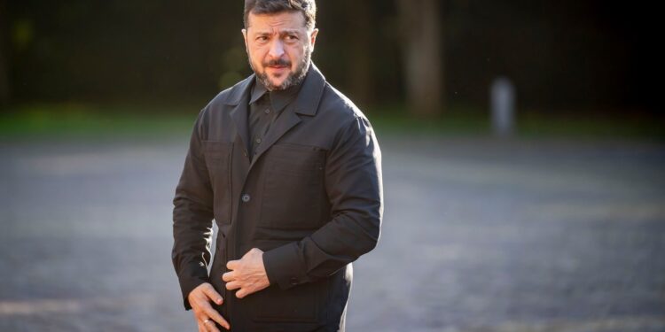 Președintele Ucrainei anunță că a ajuns  la un „mega acord” cu SUA pentru achiziția de arme. Valoarea este uriașă