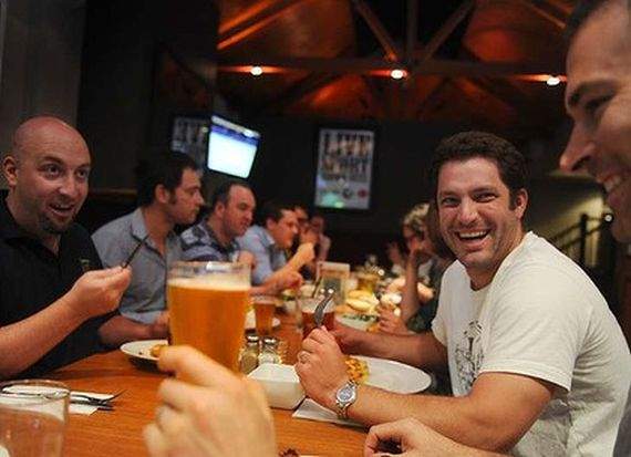 Un bărbat sărbătorește azi 10 luni de când a anunțat că “de luni se apucă de sală”