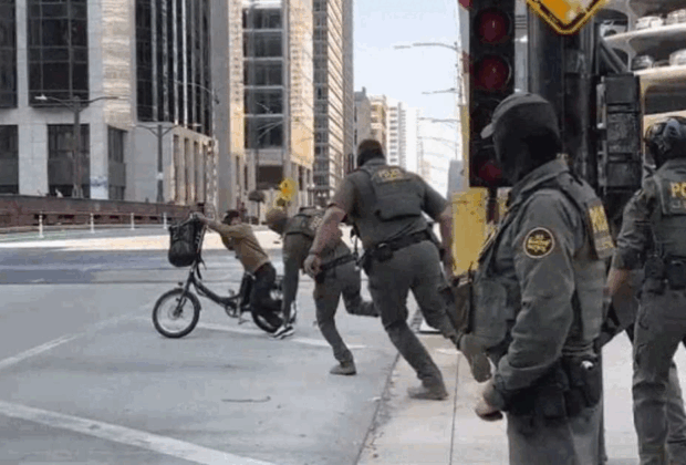 Momentul hilar în care mai mulți agenți au încercat, fără succes, să prindă un bărbat pe bicicletă