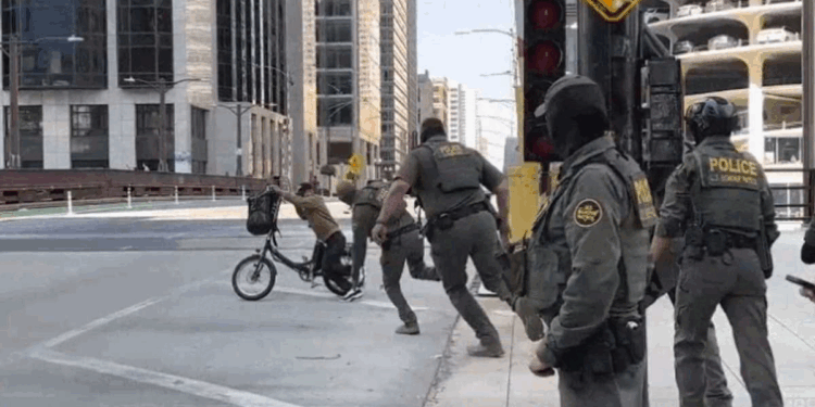 Momentul hilar în care mai mulți agenți au încercat, fără succes, să prindă un bărbat pe bicicletă