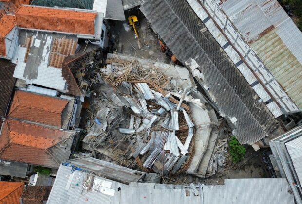 FOTO Zeci de elevi sunt prinși de o zi sub dărâmături, după prăbuşirea unei şcoli în Indonezia / Bilanțul morților a crescut  / Operațiunile de salvare, suspendate