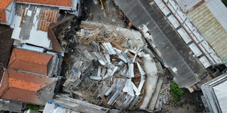 FOTO Zeci de elevi sunt prinși de o zi sub dărâmături, după prăbuşirea unei şcoli în Indonezia / Bilanțul morților a crescut  / Operațiunile de salvare, suspendate