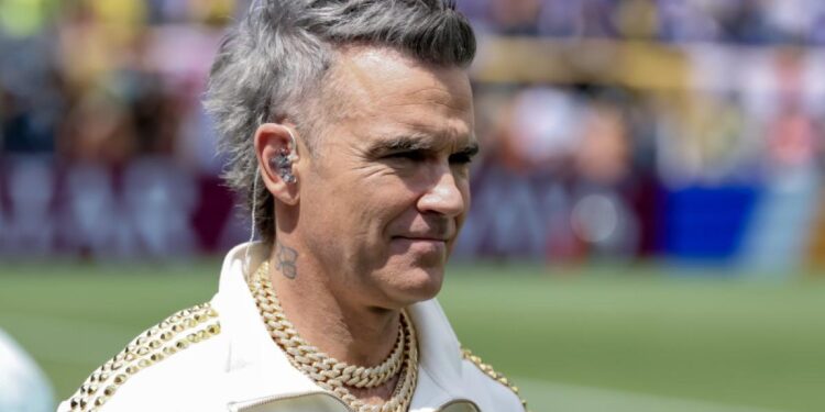 „Robbie Williams îi prinde pe corupți”. Doi funcționari bulgari demiși și reținuți după ce au cerut mită de la echipa artistului