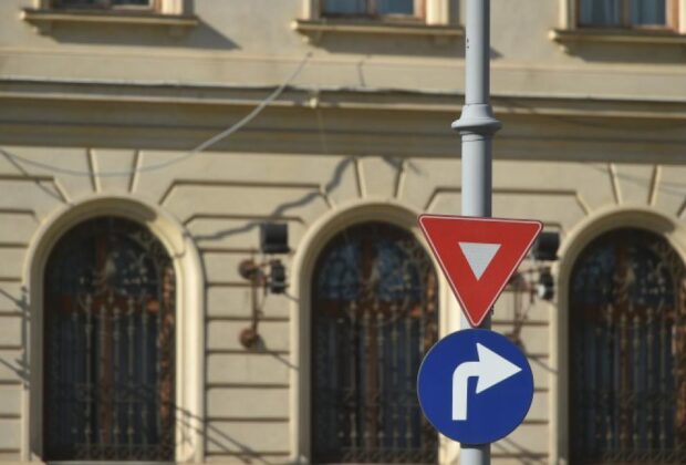 Cum au apărut indicatoarele rutiere: le folosim zilnic, dar puțini le cunosc istoria