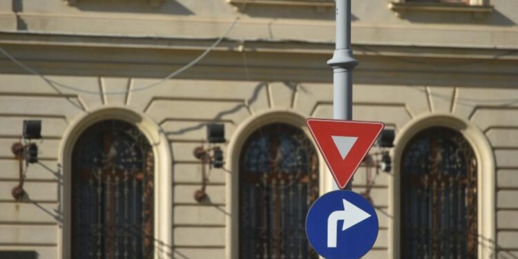 Cum au apărut indicatoarele rutiere: le folosim zilnic, dar puțini le cunosc istoria