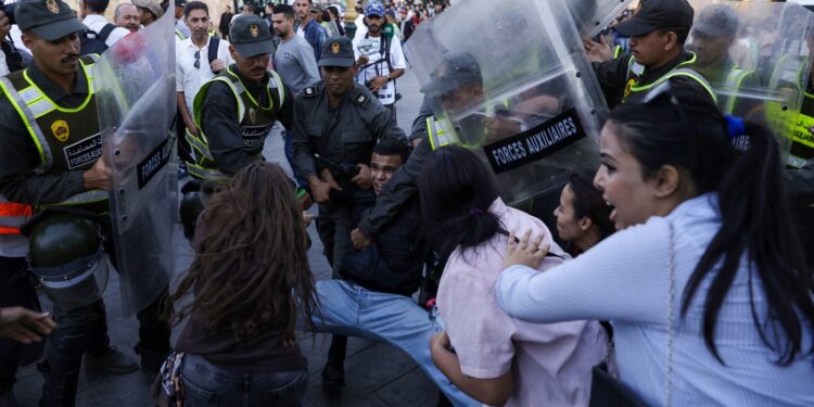 VIDEO Proteste de amploare în Maroc. Poliția a făcut sute de arestări/ Cupa Mondială la fotbal, printre cauzele revoltei
