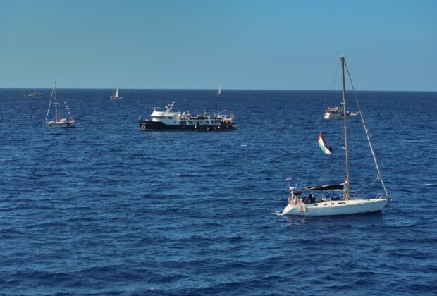 Armata israeliană tocmai a interceptat flotila cu ajutor umanitar care vrea să spargă blocada asupra Fâșiei Gaza. Ce vor organizatorii să facă mai departe