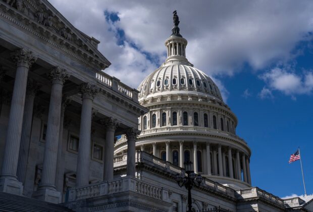 A doua zi de „shutdown” în SUA: Trump se gândește la o sumă de „1.000-2.000 dolari” pentru americani, în timp ce amenință cu „tăieri definitive” și concedieri