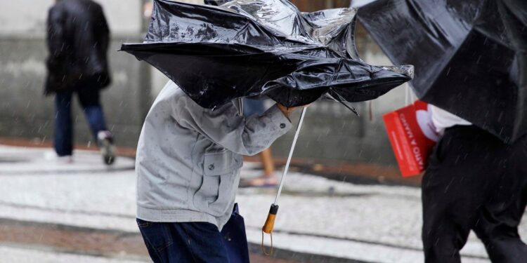 Două județe sub cod roșu de vreme severă. Frig, ploi, vânt și ninsori anunțate de meteorologi
