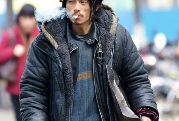 Bolojan i-a dat unui cerșetor 100 de lei, dar i-a reținut CAS, CASS, impozit și acum are ăla să-i dea 2 lei