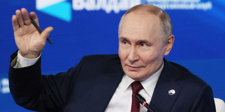 Cartea unui scriitor rus în care Putin era întinerit cu lipitori roz și sânge de fecioare, retrasă de la vânzare. Evenimentul de lansare, anulat