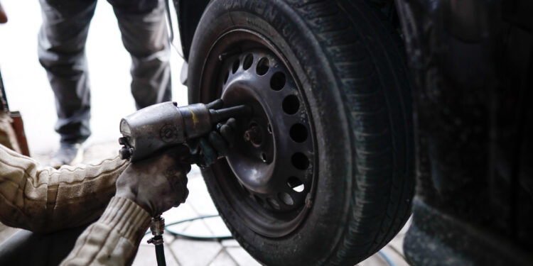 Precizările RAR despre anvelopele „all season”. Când trebuie șoferii să pună pe mașină cauciucurile de iarnă