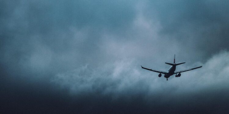 Avioanele de la Salonic și Londra nu au putut ateriza pe Otopeni din cauza furtunii. Unde au fost direcționate