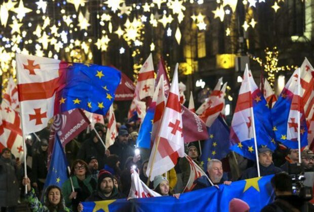 Georgia fierbe: mii de protestatari în stradă, în timp ce partidul aflat la guvernare anunță victoria în alegeri. Poliția a folosit gaze lacrimogene